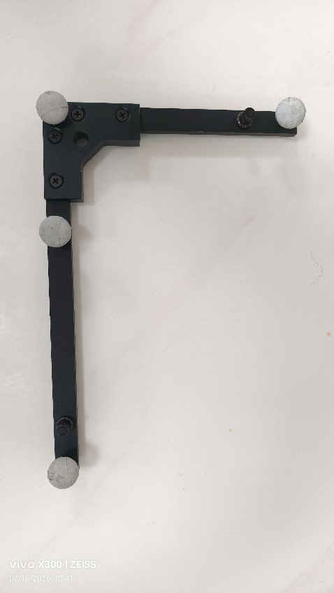 L 型标定杆实物